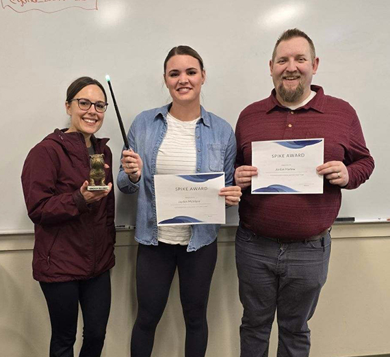 ブレナ・メスナーが看護実習室に座り、カメラから目をそらしている。