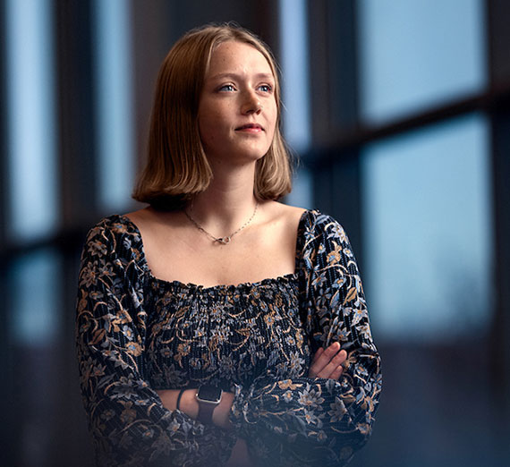 ピート・キングは、電球に囲まれた鏡の前に座っている。